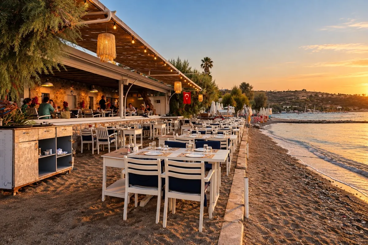 Gün batımında Ayana’nın deniz kıyısındaki masaları